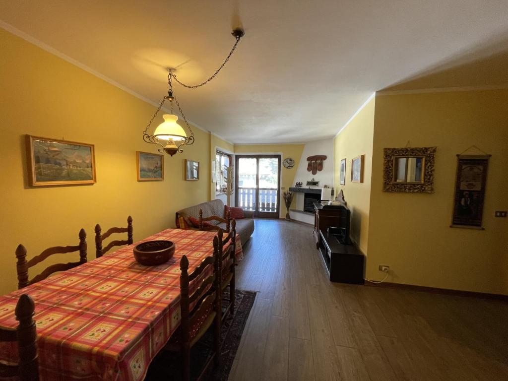 uma sala de jantar com uma mesa e uma sala de estar em 027 Trilocale, Giustino em Giustino