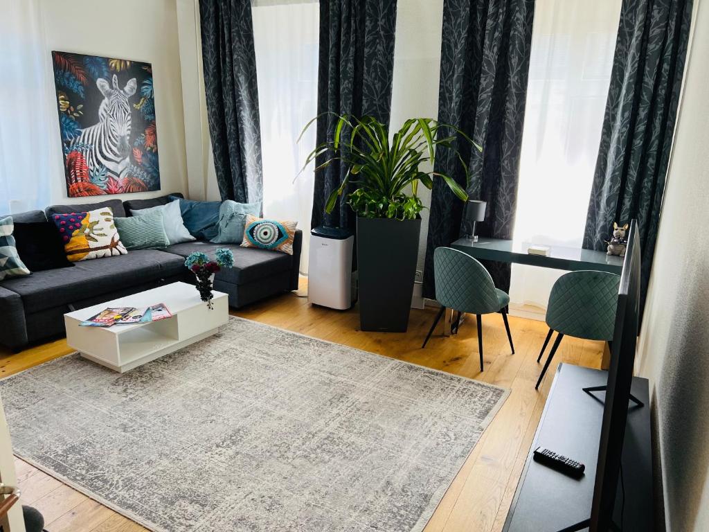 ein Wohnzimmer mit einem Sofa und einem Tisch in der Unterkunft Stylish two-floor apartment in a heart of Basel in Basel
