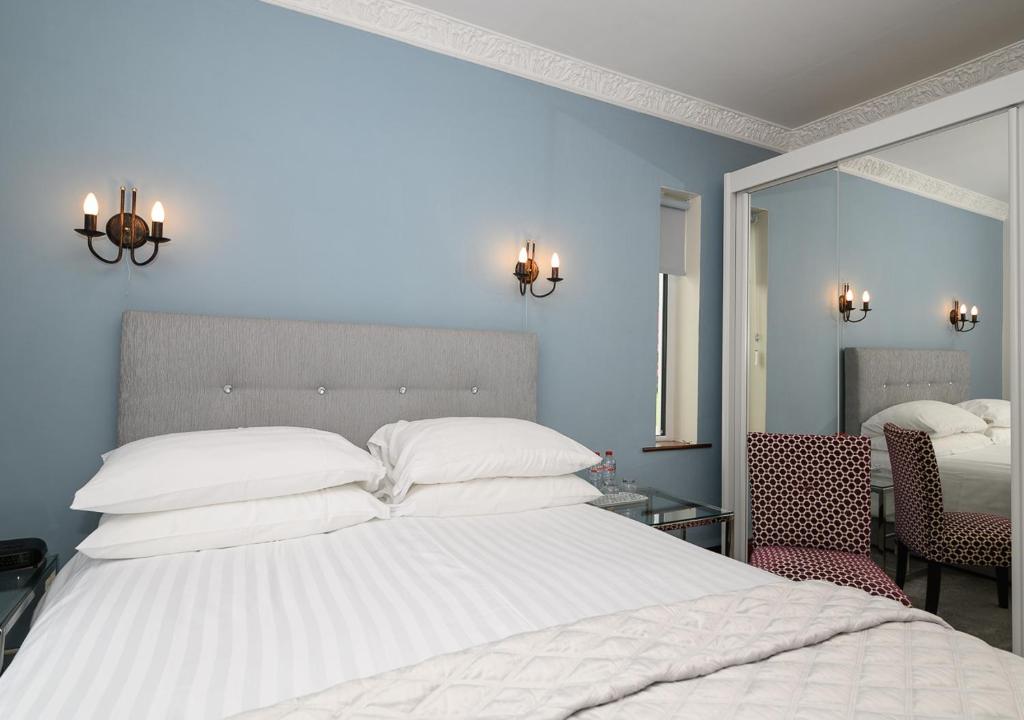 Postel nebo postele na pokoji v ubytování Ashville House B&B Tralee