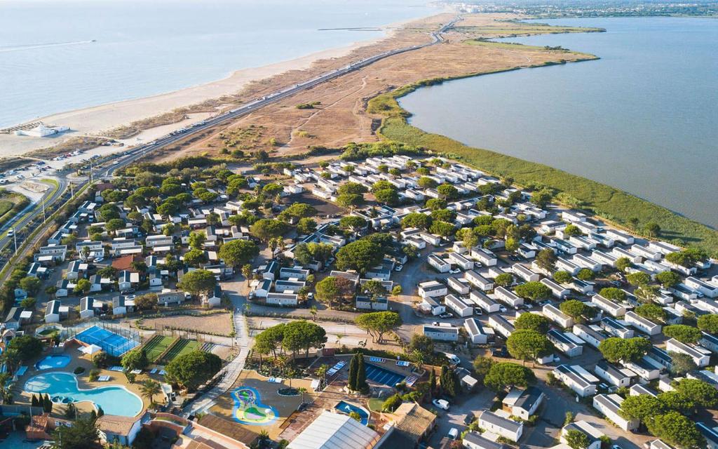 una vista aérea de un complejo situado junto a la playa en Muriel Le Mar Estang, en Canet-en-Roussillon