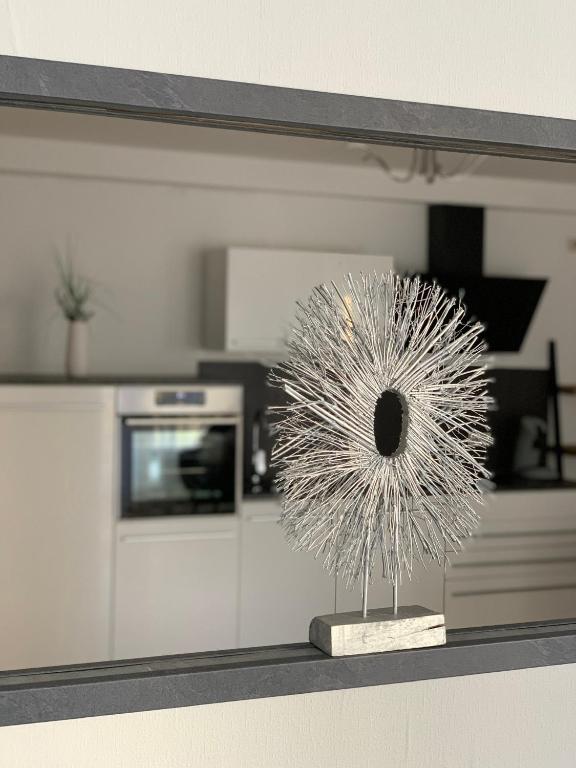 un fiore di vetro su un bancone in cucina di Appartement by Luis a Burgheim