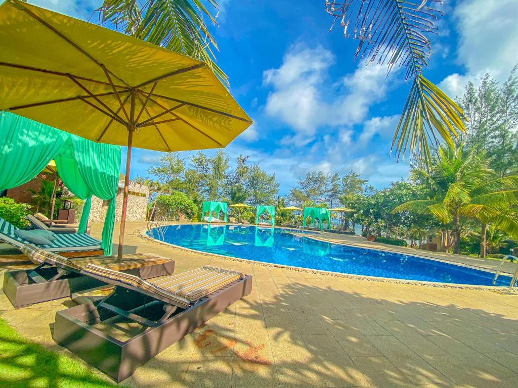 Bazén v ubytování Long Hải Channel Beach Resort nebo v jeho okolí