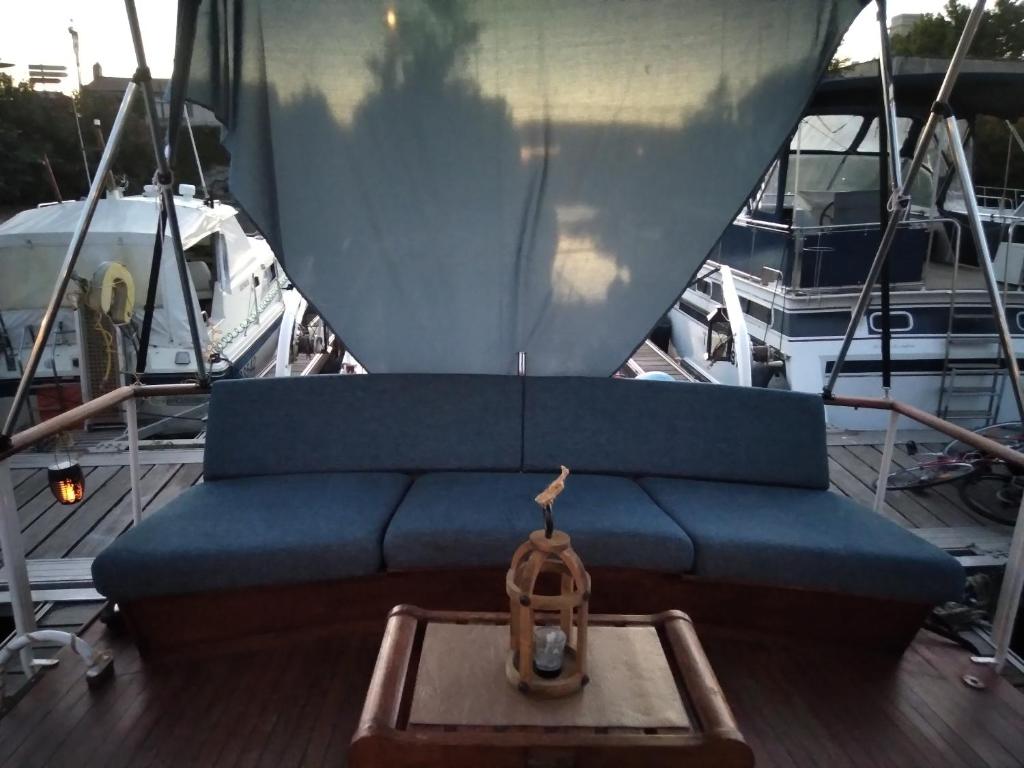 um sofá azul num barco com uma bolsa em Capitaine Zephyr em Beaucaire