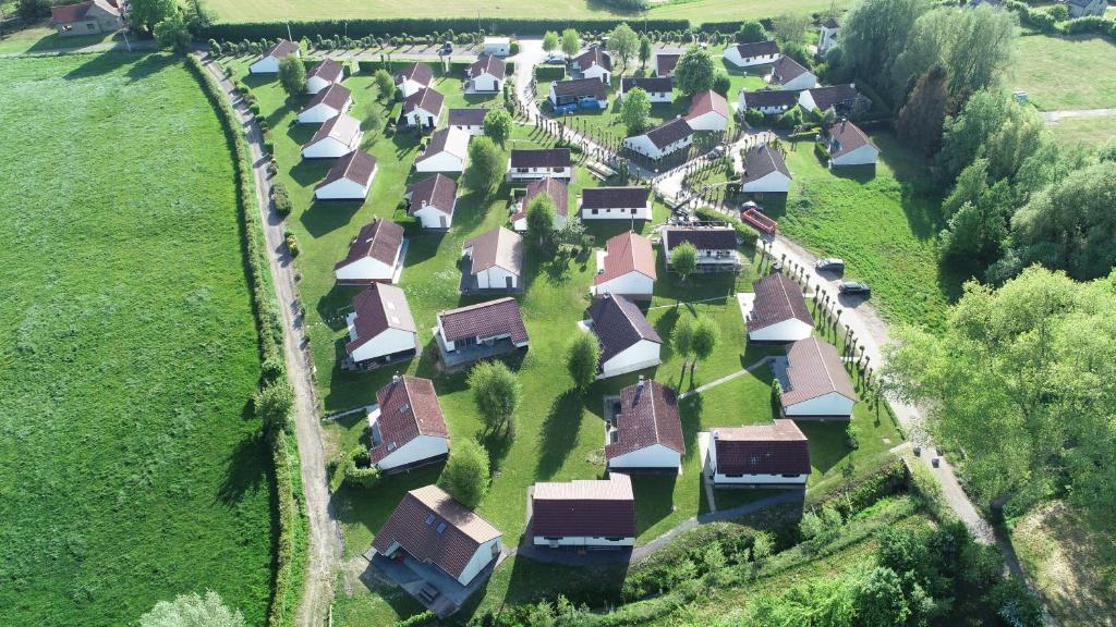 uma vista aérea de uma fila de casas num campo em Casa Elise em Westouter