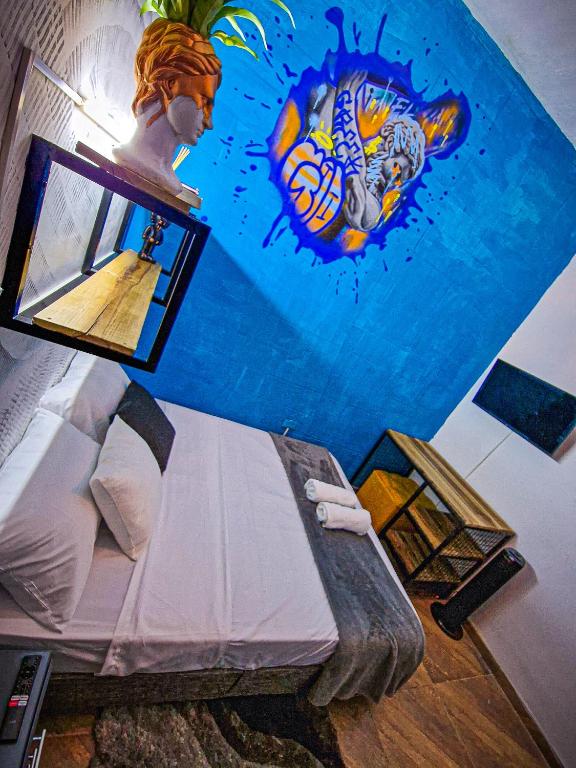 TV a/nebo společenská místnost v ubytování Urban Hostal Bar