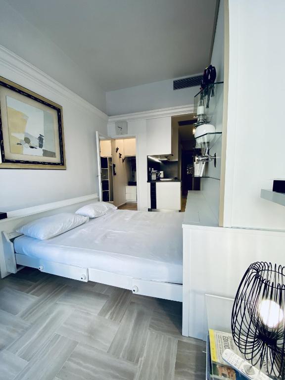 - une grande chambre blanche avec un grand lit dans l'établissement CosyGray512, à Cannes