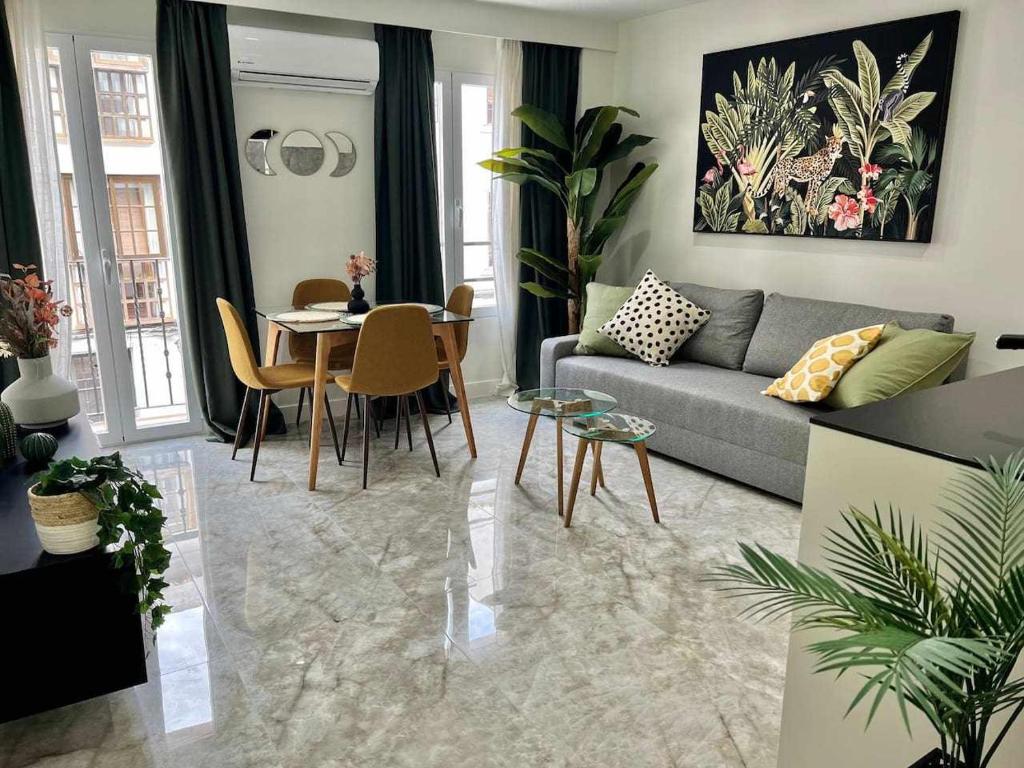 a living room with a couch and a table at Apartamento Lucano in Córdoba