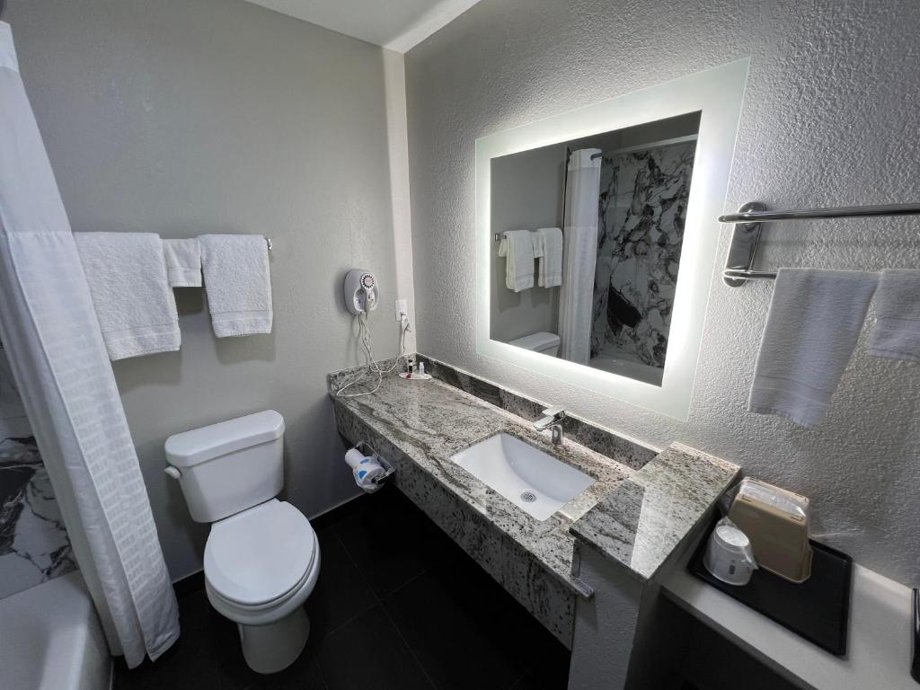 Super 8 by Wyndham Lake Charles/Sulphur - Business King Room - Nichtraucher