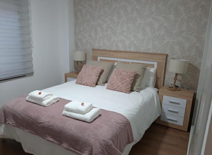 Postel nebo postele na pokoji v ubytování Your Canary Home