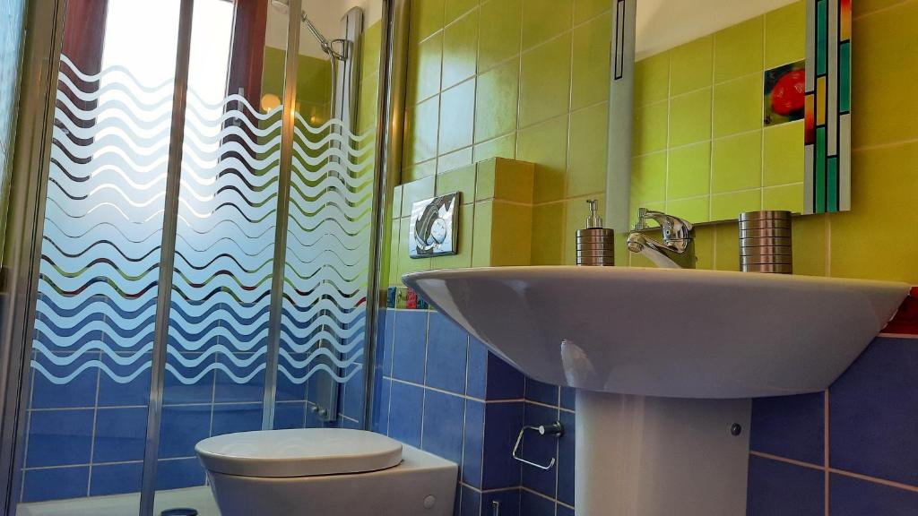 łazienka z umywalką i toaletą w obiekcie Alekos Beach Houses-Angelo w Lixoúrion