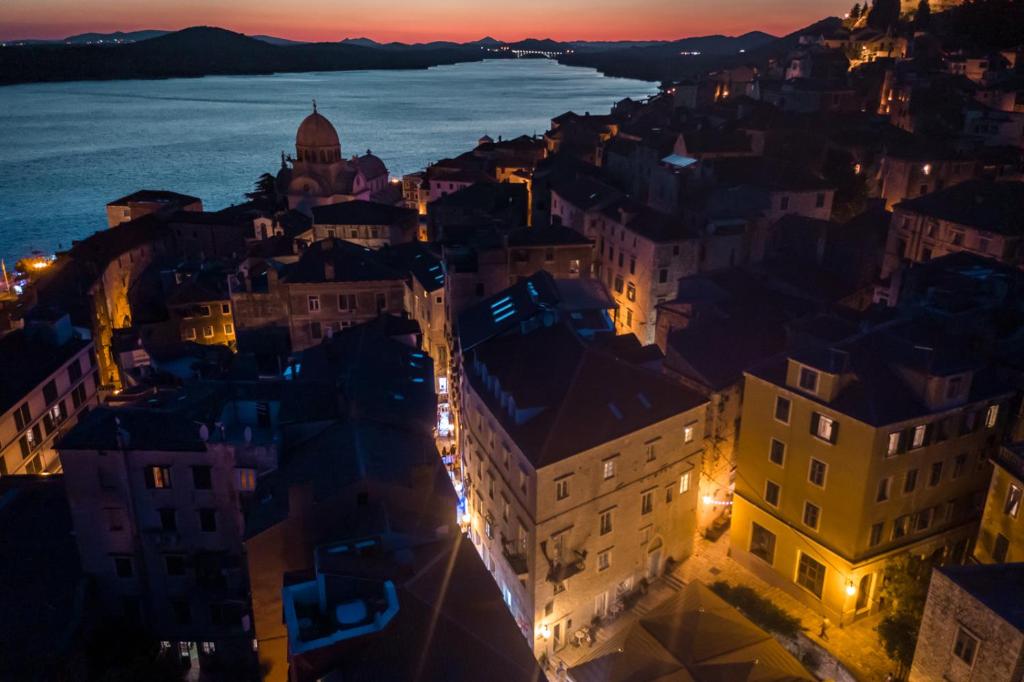 una vista aérea de una ciudad por la noche en Heritage Hotel Life Palace en Šibenik