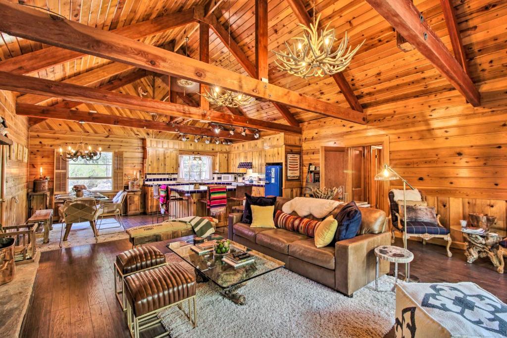 Lakeside Cabin with Deck Less Than 1 Mi to Rainbow Lake!, Lake of the