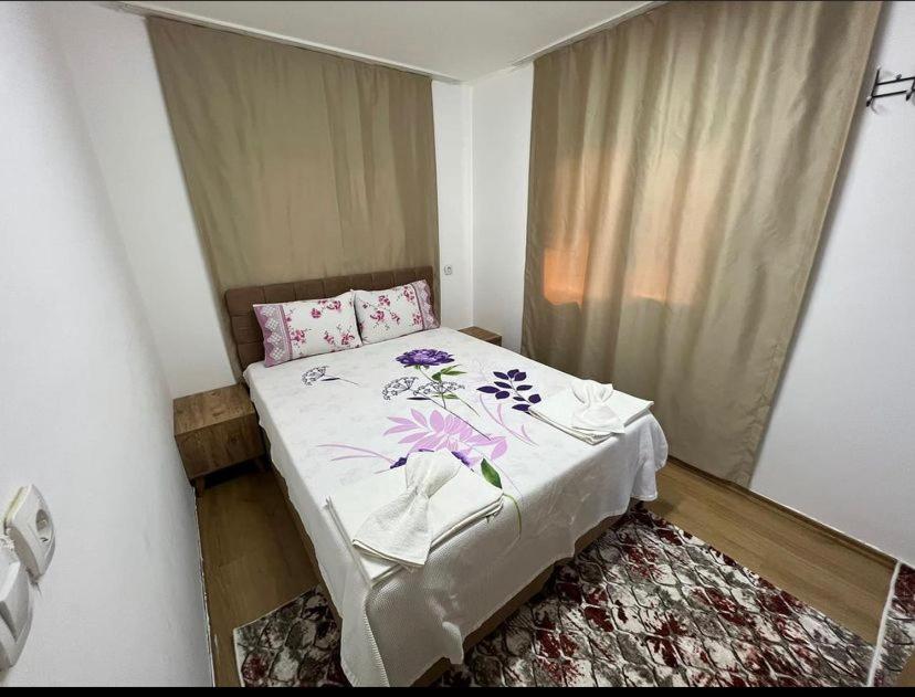 een kleine slaapkamer met een bed met bloemen erop bij Cıralı müstakil apart in Kemer