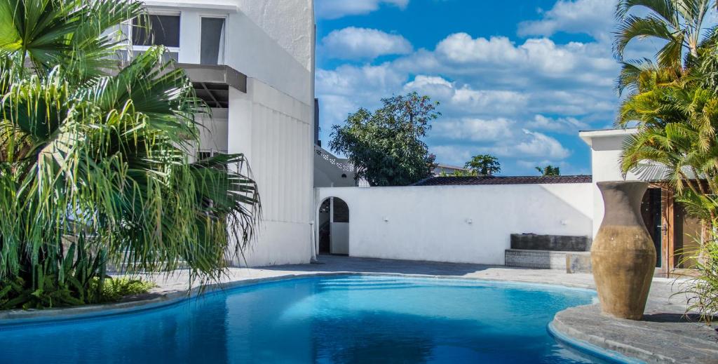 Contemporary Private Studio with Pool and Kitchen - One-Bedroom Apartment
