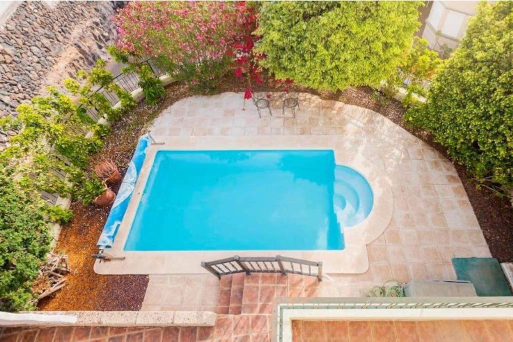 uma vista superior de uma piscina em Private pool 'Villa Vibe Tenerife' sunset & ocean view em Chayofa
