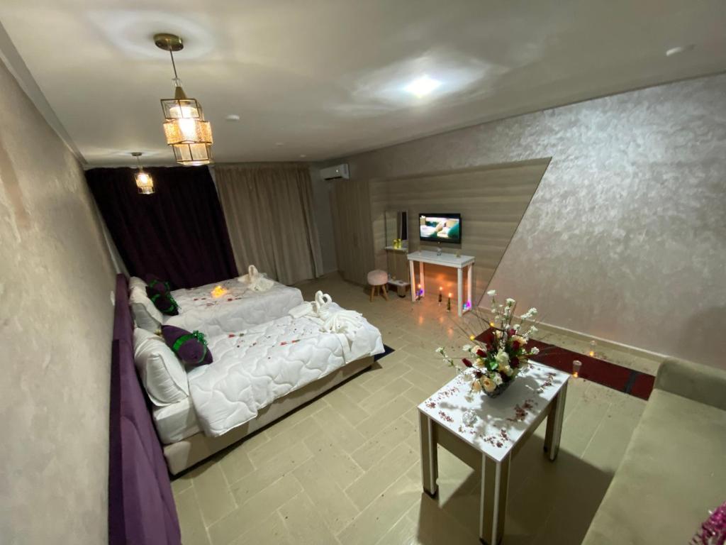 Postel nebo postele na pokoji v ubytování Hôtel Chark