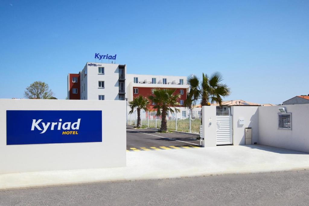 una señal para un hotel kryptid frente a un edificio en Kyriad Perpignan Sud, en Perpiñán