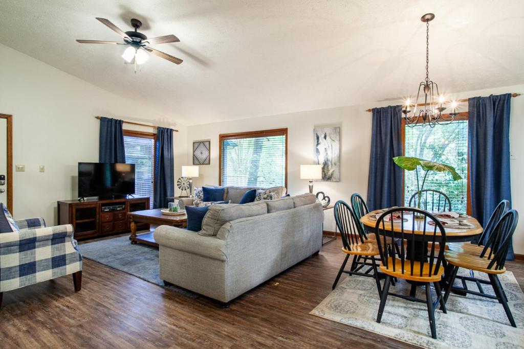 un salon avec un canapé et une table dans l'établissement Highland Forest Cabins Duo Cabin Retreat, à Pigeon Forge