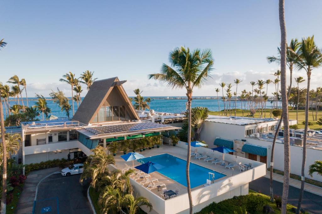 una vista aérea de un complejo con piscina y palmeras en Maui Beach Hotel en Kahului