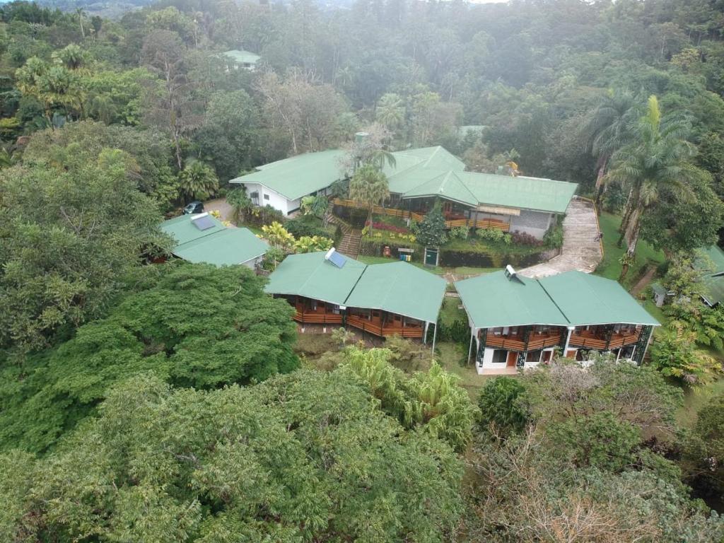 una vista aérea de una casa con techos verdes en Estación Biológica Las Cruces y Jardín Botánico Wilson, en San Vito