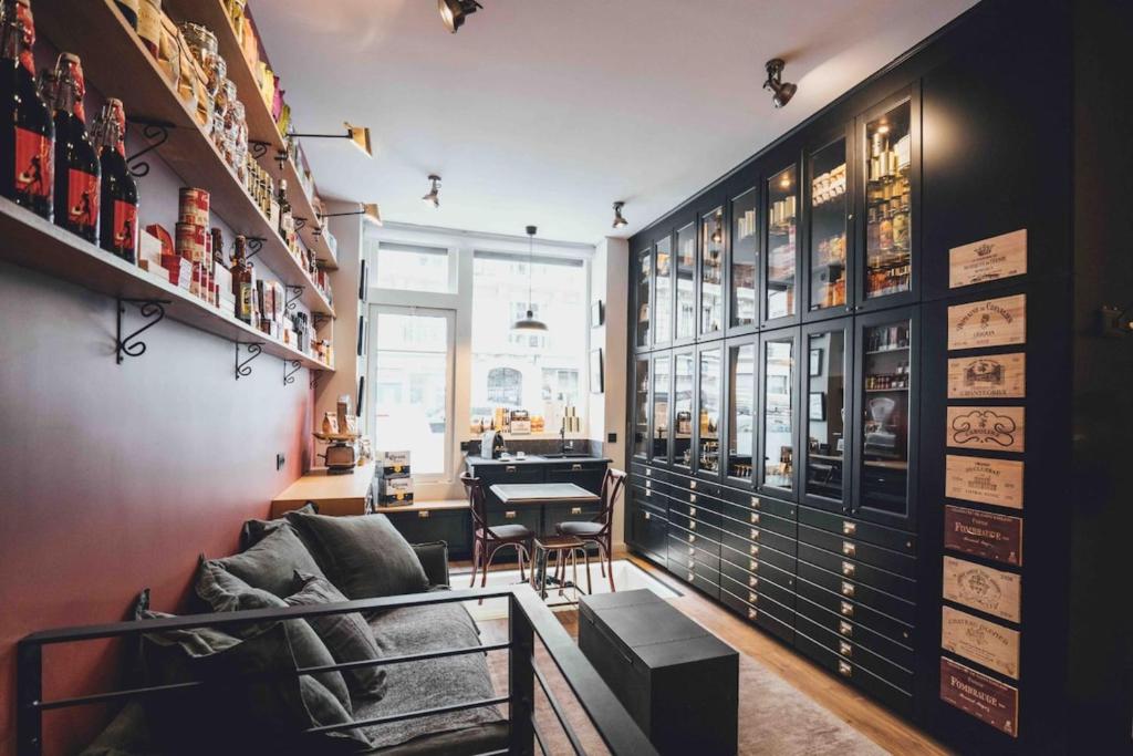 salon z kanapą i stołem w obiekcie Parrot I Authentique appartement 4P w Paryżu