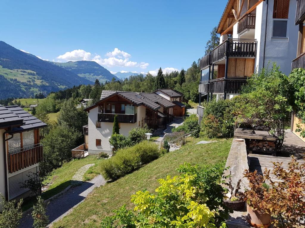 ein kleines Dorf in den Bergen mit Häusern in der Unterkunft Enzian 176 Al , Wohnung C3 in Tiefencastel