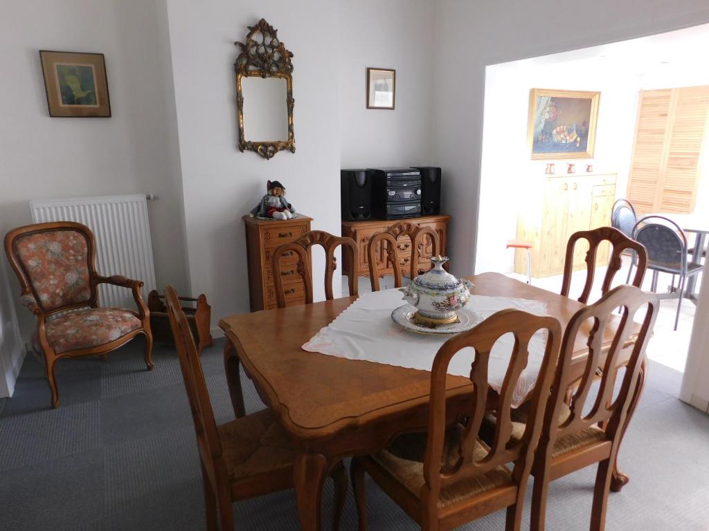 a dining room with a wooden table and chairs at Vakantiewoning Louis in Mechelen