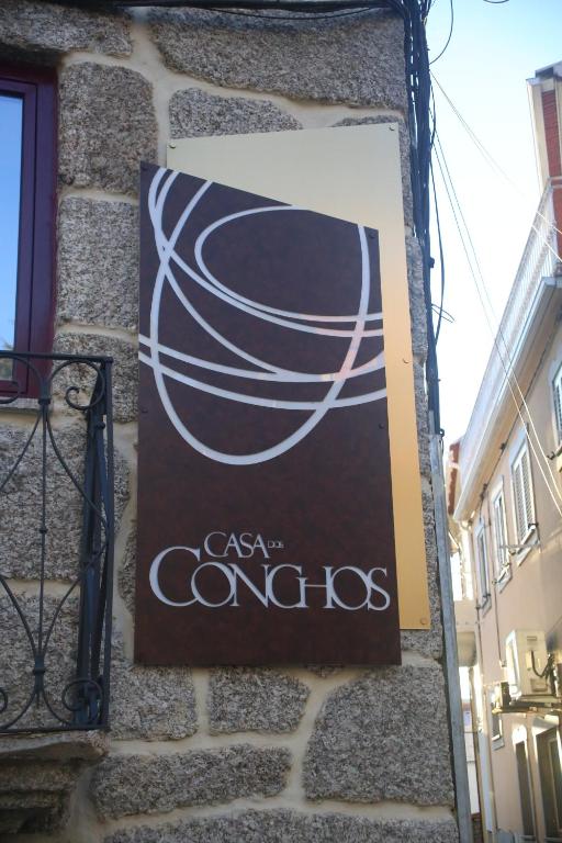 a sign on the side of a building with a basketball at Casa dos Conchos Sabugueiro Casa com 4 quartos in Sabugueiro