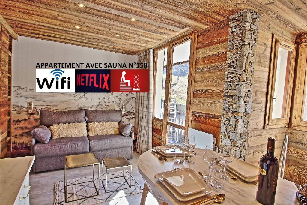 un salon avec un canapé, une table et des chaises dans l'établissement Résidence rond point des pistes accès direct funiculaire exposé sud, à Tignes