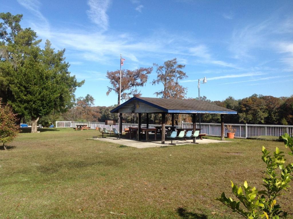 Jardín al aire libre en The Suwannee Gables Motel & Marina