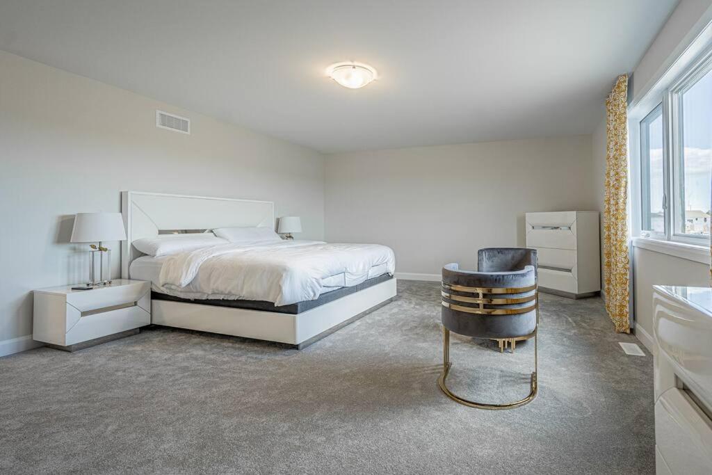 King Beds, Jacuzzi, 18mins DTown & 7mins Ottawa Airport, Ottawa (updated prices 2024)