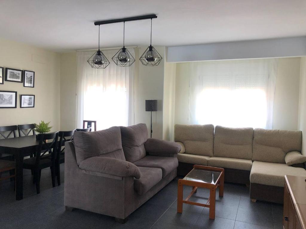 una sala de estar con un sofá y una mesa en La Duquesa del Valle, en Cabezuela del Valle