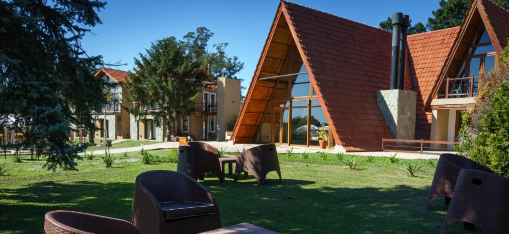 a table and chairs in front of a building at Mellmell en la Sierra in Tandil