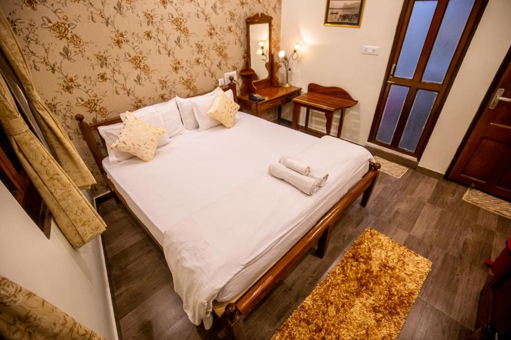 Postel nebo postele na pokoji v ubytování Hotel Cecil