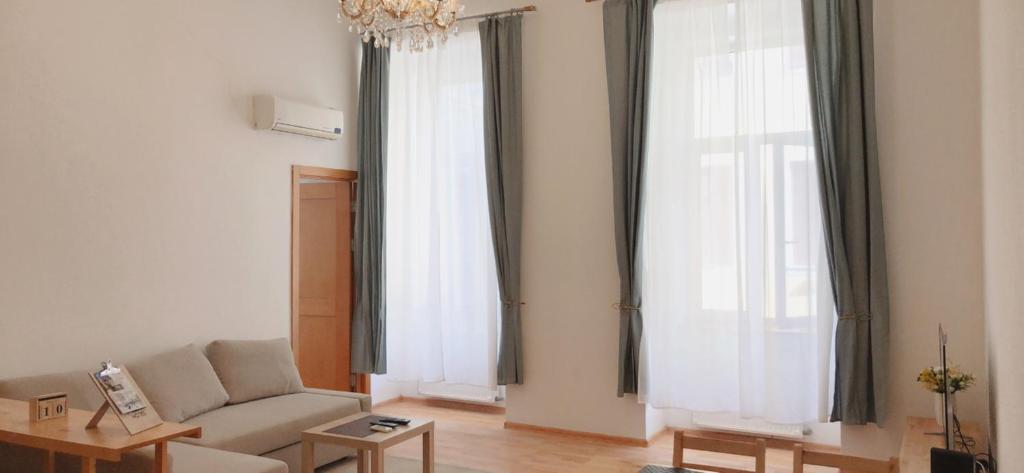 Posedenie v ubytovaní W&B Elegant Apartment Near the Zsinagógák