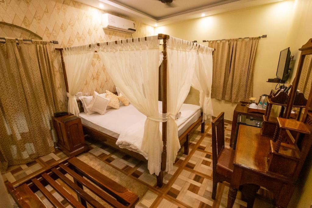 Postel nebo postele na pokoji v ubytování Hotel Cecil