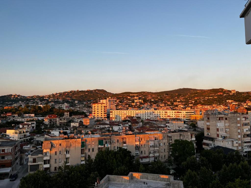 Lovely 2 bedroom condo with free parking - Imazhi 9