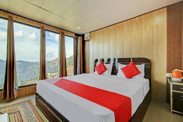 丹瑙提的住宿－GREEN VALLEY RESORT PVT LTD，一间卧室配有一张带红色枕头的大床