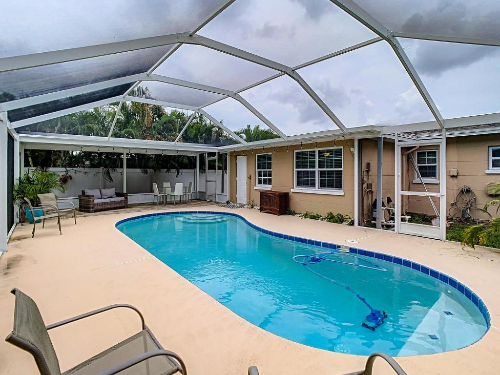 una piscina con techo de cristal sobre una casa en Crown Jewel of Clearwater II, pool, near Beach, on Pinellas Trail, en Largo