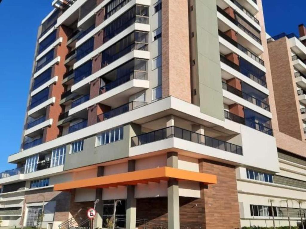 un grand immeuble avec un grand bâtiment dans l'établissement Apartamento Beira Mar, à Arroio do Silva