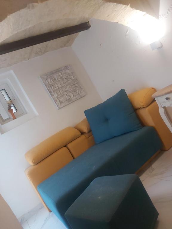 300 years old apartment with a lot of character في Qormi: إطلالة علوية لغرفة معيشة مع أريكة