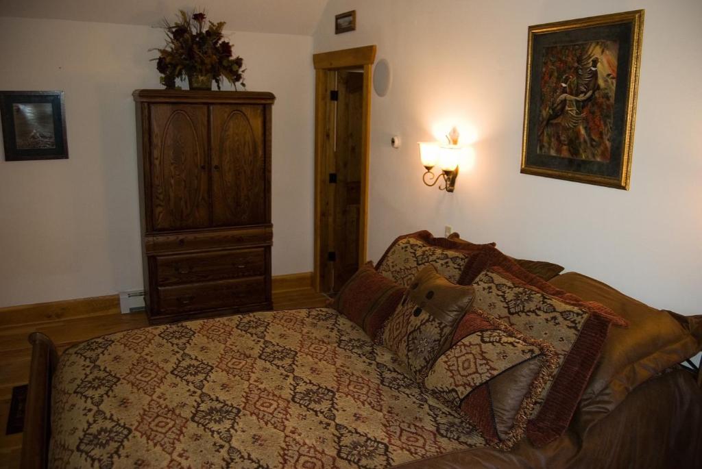 Postel nebo postele na pokoji v ubytování River's Bend Lodge