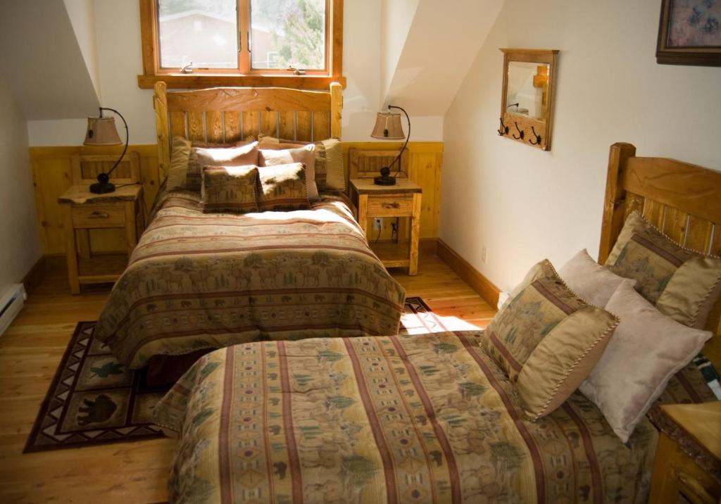 Postel nebo postele na pokoji v ubytování River's Bend Lodge