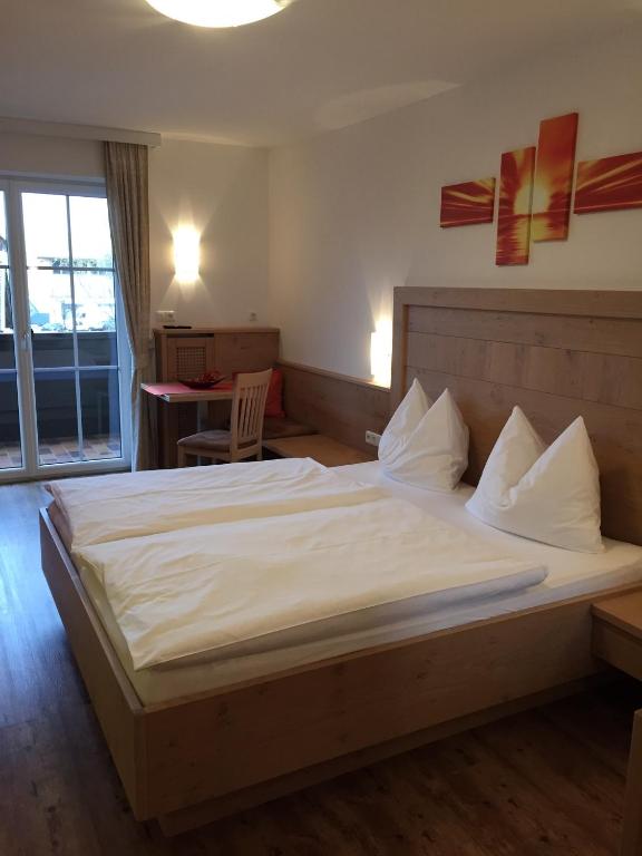 Postel nebo postele na pokoji v ubytování Hotel Garni Ingeborg