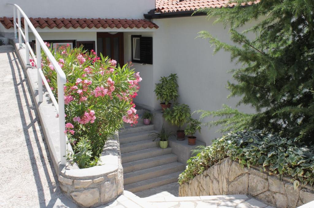 Vonkajšia záhrada v ubytovaní Apartment Rabac 2340c