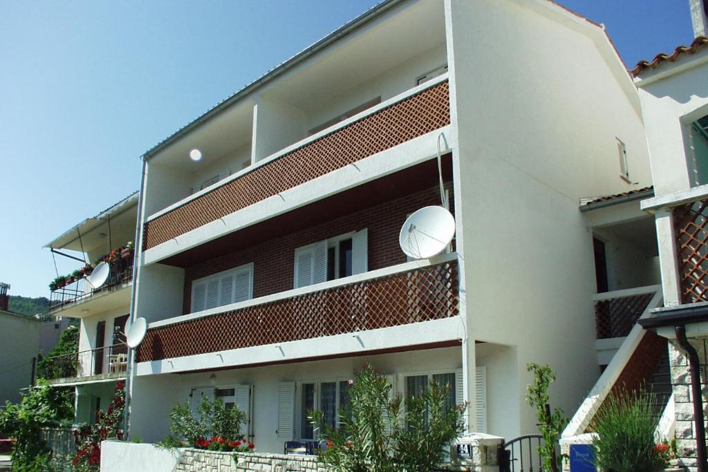 un gran edificio blanco con balcón en Apartments with WiFi Rabac, Labin - 2323, en Rabac