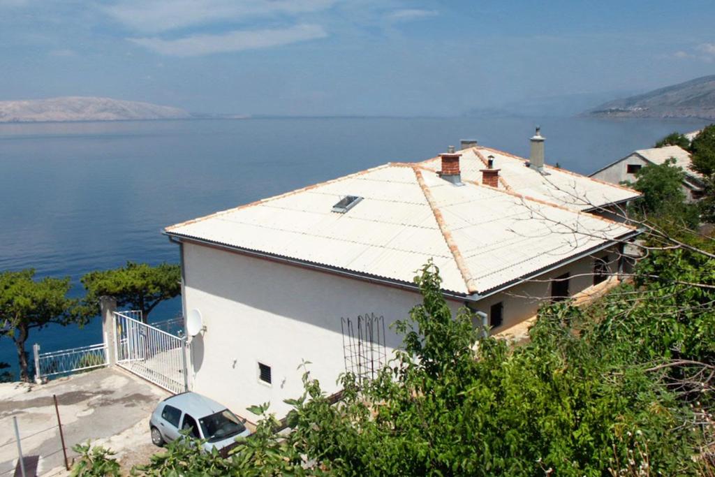uma casa branca com vista para a água em Apartments by the sea Sveti Juraj, Senj - 2399 em Sveti Juraj