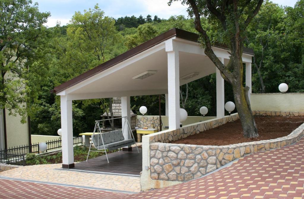 Vonkajšia záhrada v ubytovaní Apartments with a parking space Povile, Novi Vinodolski - 2398
