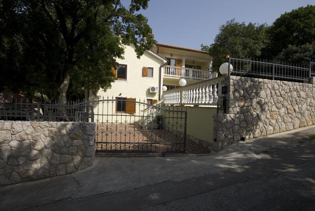 Budova, v ktorej sa apartmán nachádza