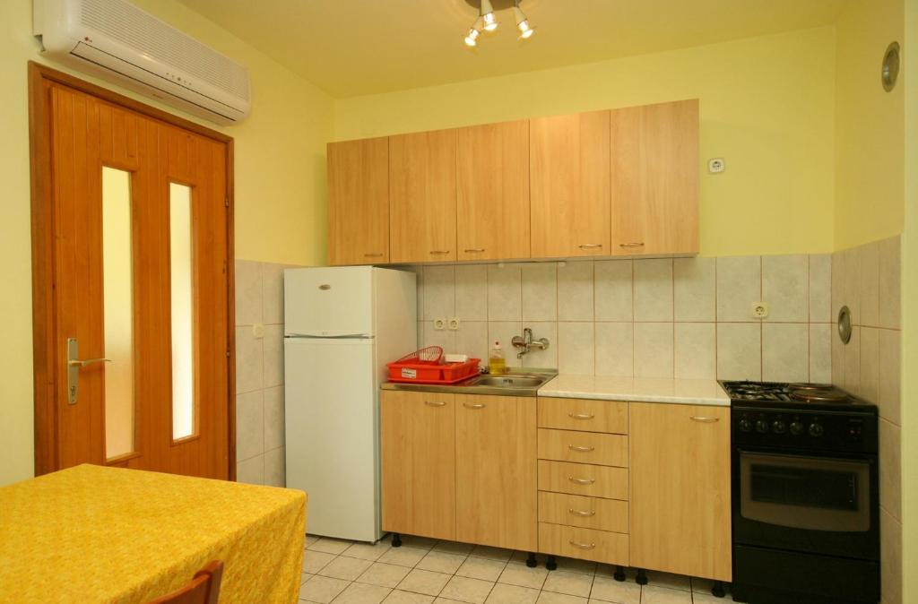 Kuchyňa alebo kuchynka v ubytovaní Apartments with a parking space Povile, Novi Vinodolski - 2398